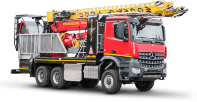 Seilgeräte-Lkw Bild eines roten und gelben Seilgeräte-Lkw mit Kranarm