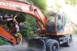 DOOSAN DX210W mit WOODY60